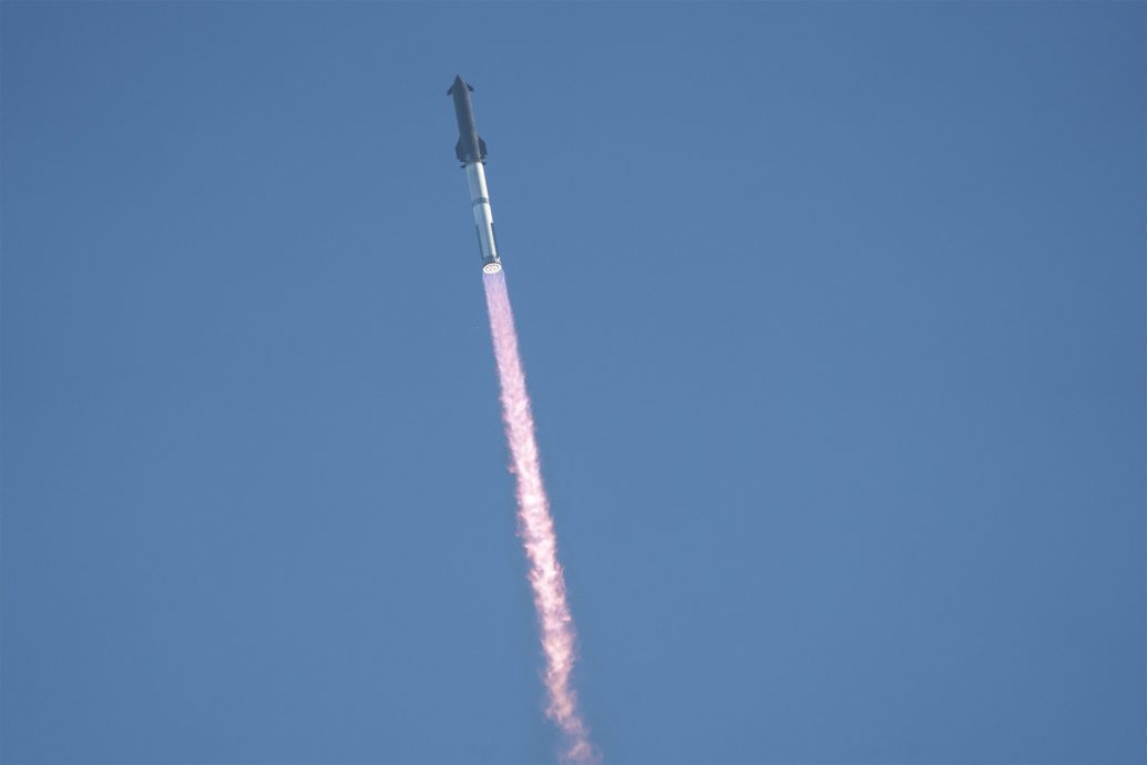 SpaceX星舰第11次试飞成功 飞船溅落印度洋