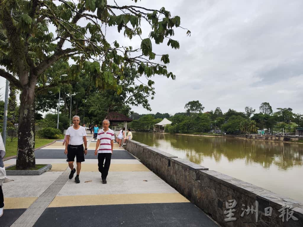 **已签发**柔：第三版头：水獭出没独立公园！新山市厅立警示牌，提醒民众小心防范