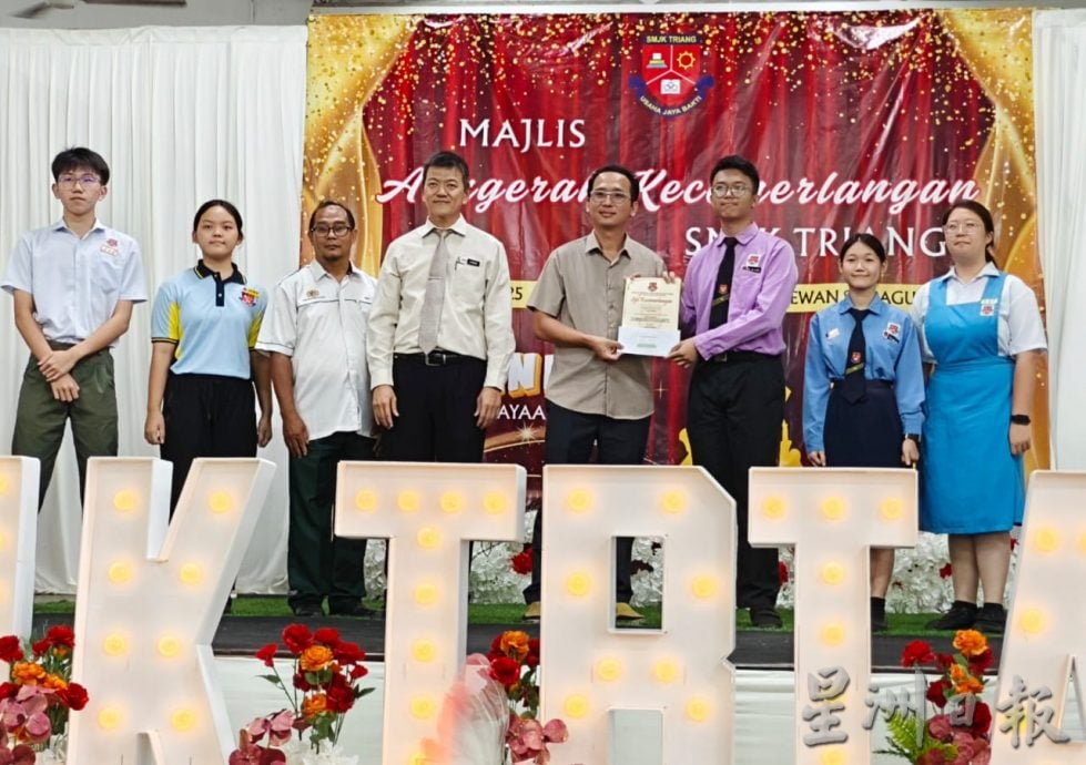 东:直凉华中学术与课外活动卓越表现颁奖礼 胡玉华:肯定学生的表现