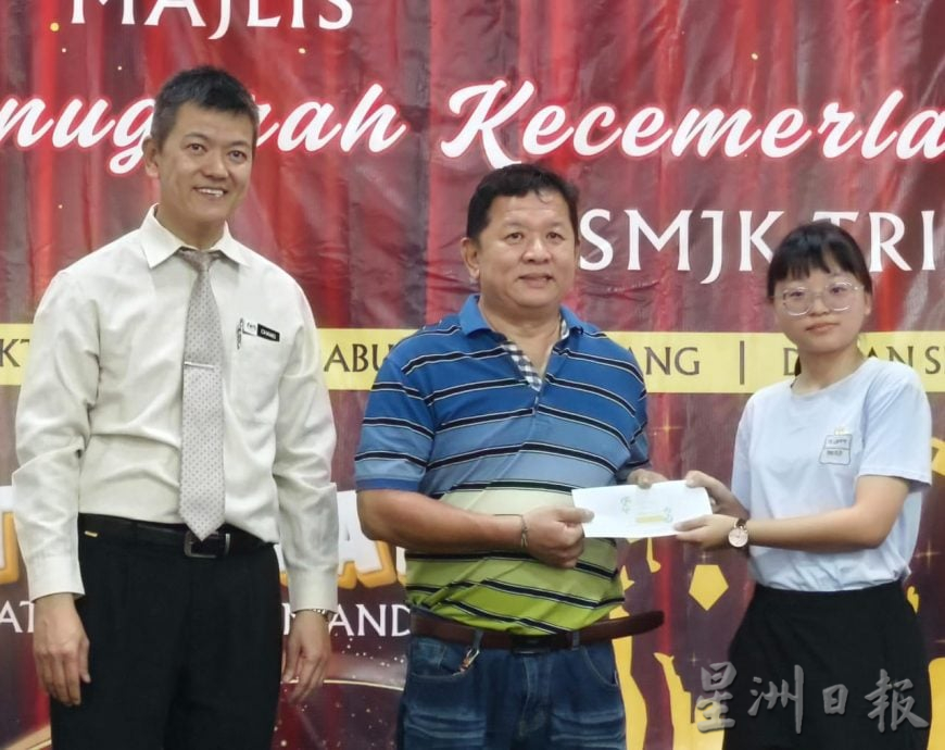 东:直凉华中学术与课外活动卓越表现颁奖礼 胡玉华:肯定学生的表现