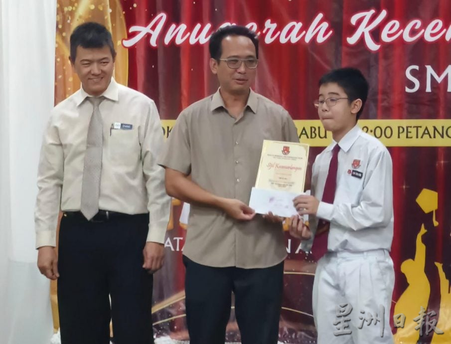 东:直凉华中学术与课外活动卓越表现颁奖礼 胡玉华:肯定学生的表现