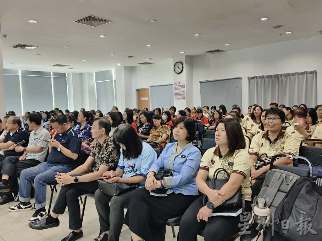 东:AI人工智能讲座 洪阳宜:引导学生正确使用