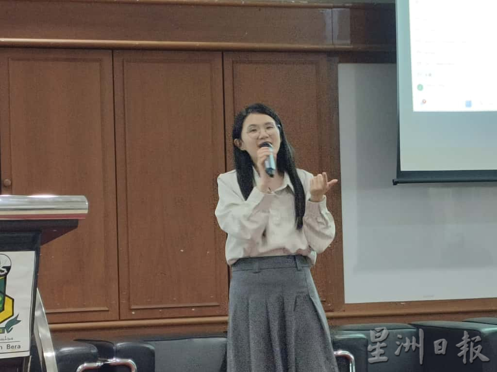 东:AI人工智能讲座 洪阳宜:引导学生正确使用