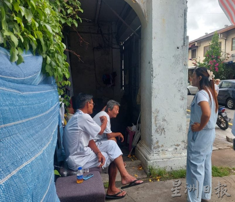 （古城第二版主文）两名长者把荒屋走廊当避风港