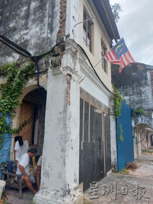 （古城第二版主文）两名长者把荒屋走廊当避风港