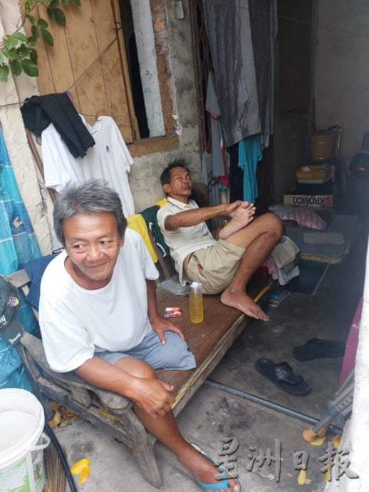 （古城第二版主文）两名长者把荒屋走廊当避风港