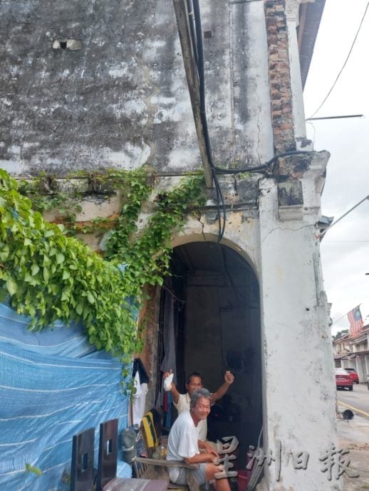 （古城第二版主文）两名长者把荒屋走廊当避风港