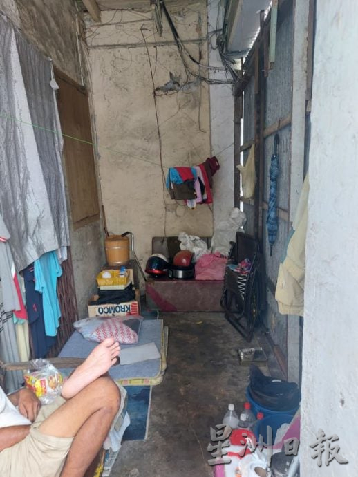 （古城第二版主文）两名长者把荒屋走廊当避风港