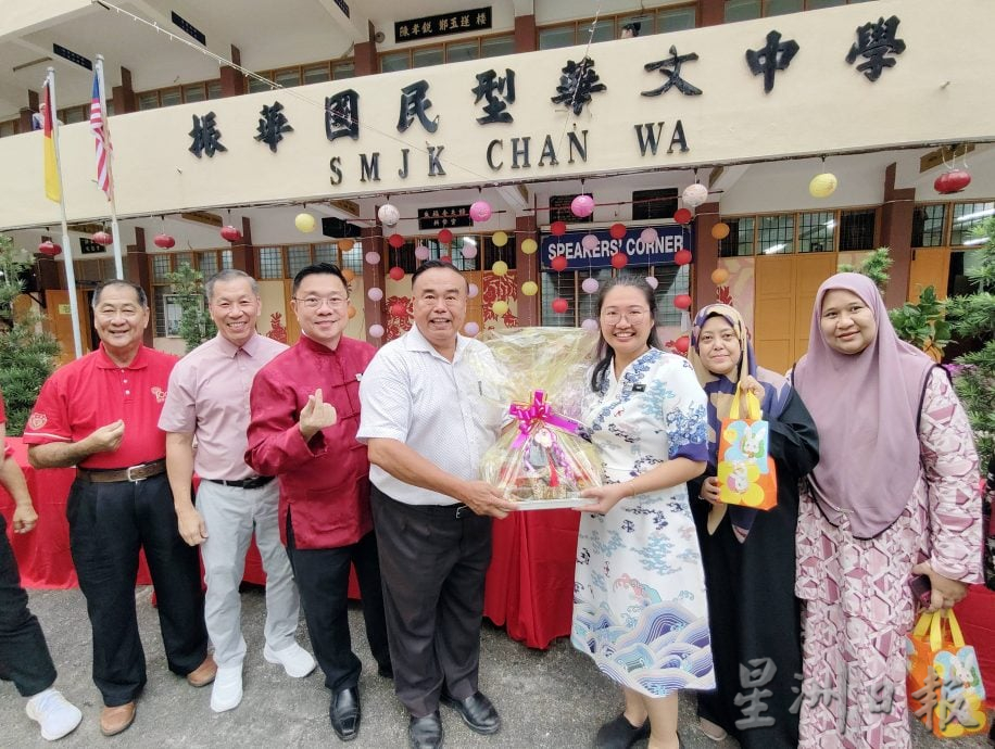 供星洲网：董事长亲挑中秋礼品送教职员，振中延续文化薪火！ 