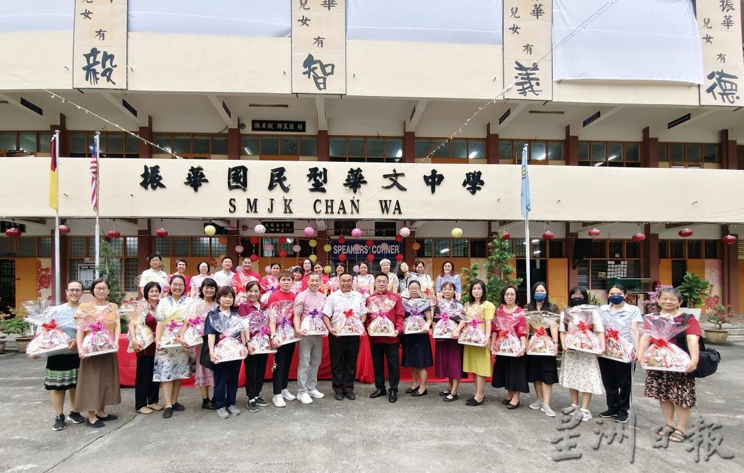 供星洲网：董事长亲挑中秋礼品送教职员，振中延续文化薪火！ 