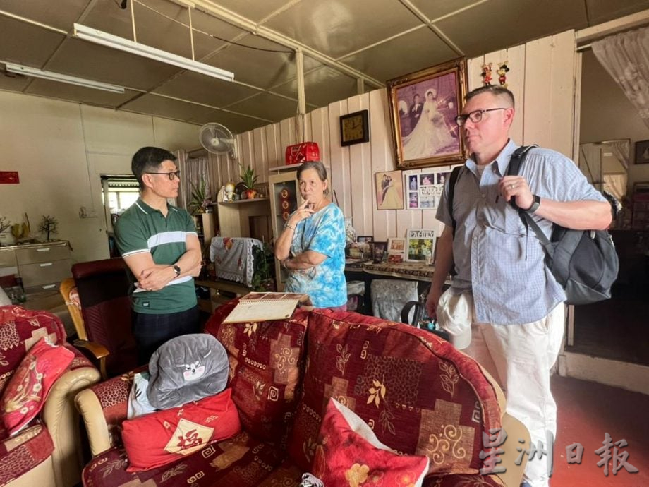 供星洲网/马英两国学者走访亚沙新村,跨国研究新村历史