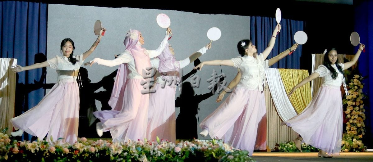 怡师范学院中秋晚会 各族跳舞吟诗团结互重