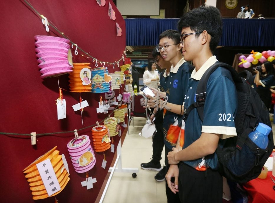 怡师范学院中秋晚会 各族跳舞吟诗团结互重