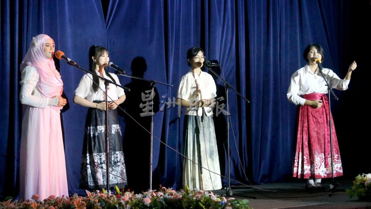 怡师范学院中秋晚会 各族跳舞吟诗团结互重