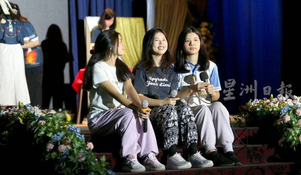 怡师范学院中秋晚会 各族跳舞吟诗团结互重