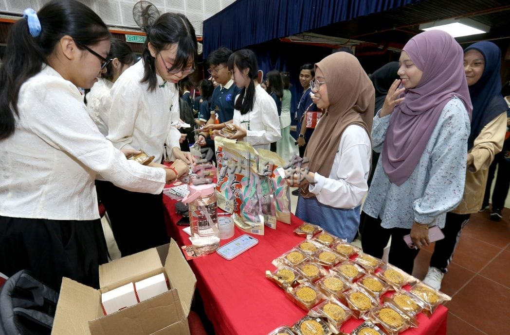 怡师范学院中秋晚会 各族跳舞吟诗团结互重