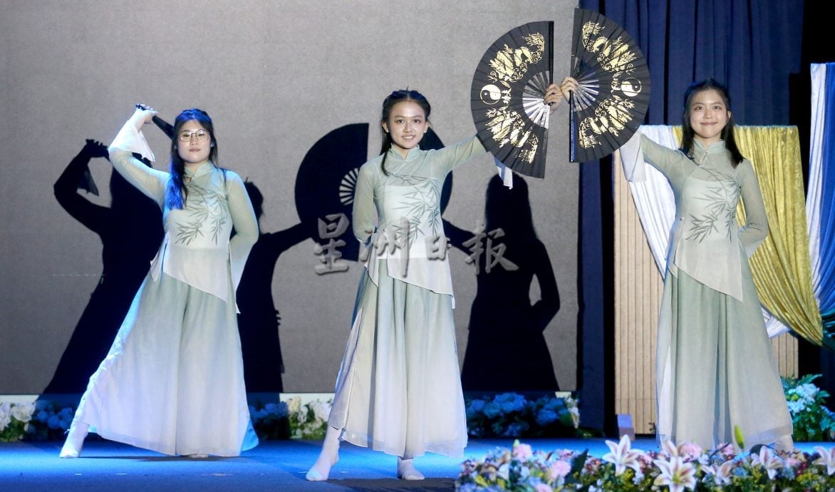 怡师范学院中秋晚会 各族跳舞吟诗团结互重