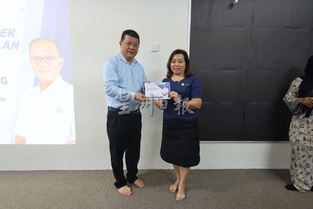 东：已签发：彭州消费人事务与人力资源委员会主席沈春祥代表彭州政府，移交共23万2000令吉的援助金予市内26个单位