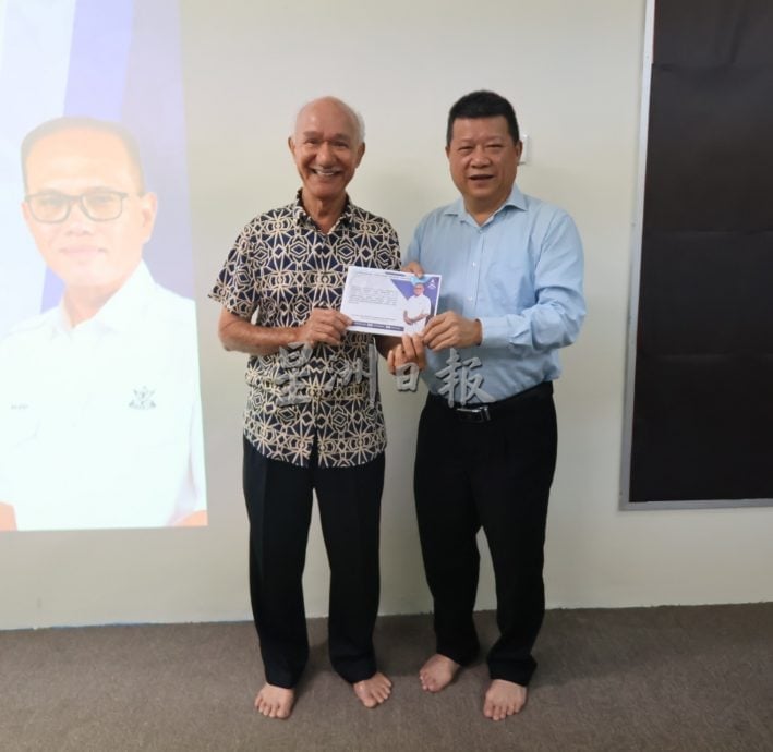 东：已签发：彭州消费人事务与人力资源委员会主席沈春祥代表彭州政府，移交共23万2000令吉的援助金予市内26个单位