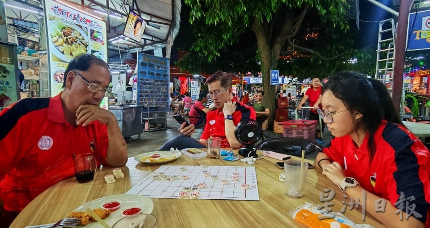 供星洲网:父母助圆“冠军梦”从山打根迁居芙蓉 洪千惠勇夺大马首枚世界象棋金牌