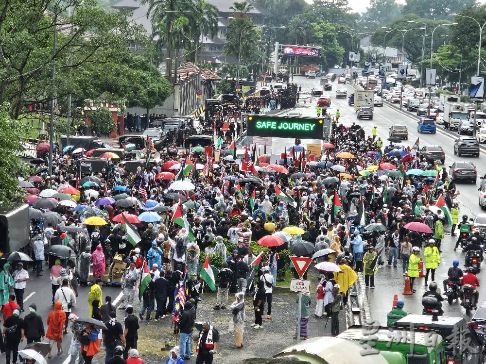 抗议以色列扣押大马志愿者·集会者冒雨聚驻美大使馆 吁以国放人