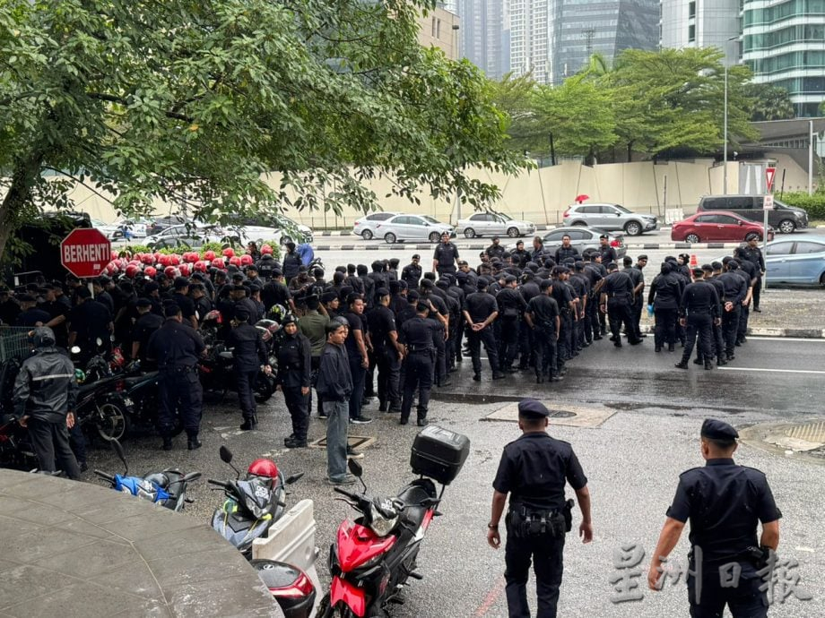 抗议以色列扣押大马志愿者·集会者冒雨聚驻美大使馆 吁以国放人