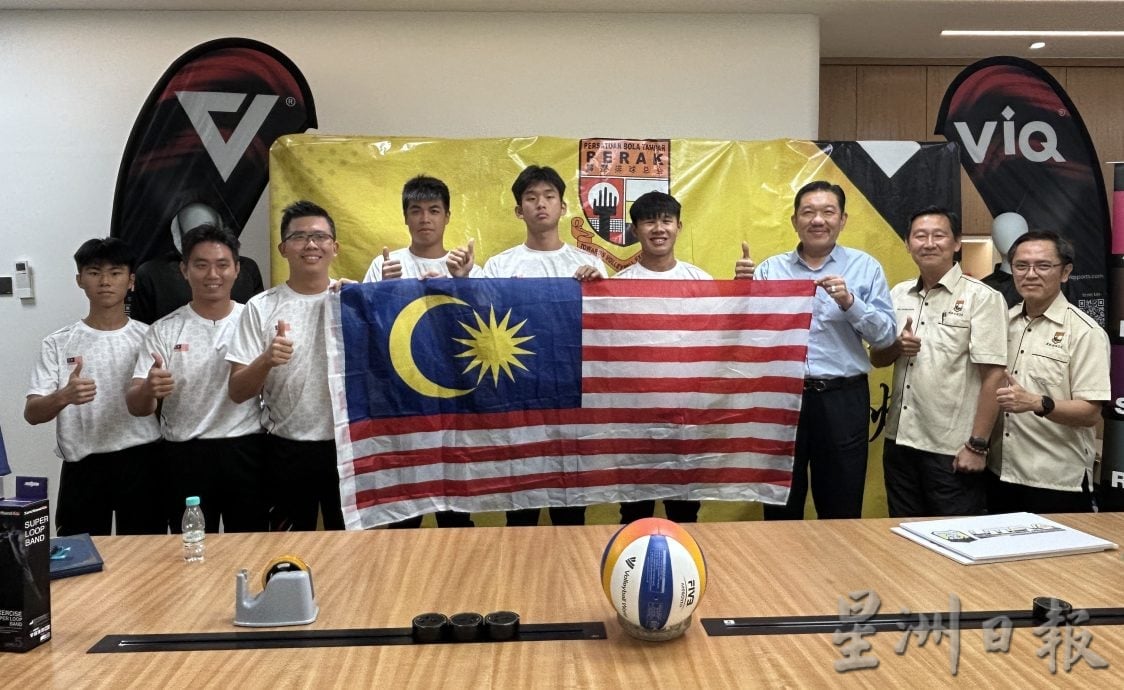 霹排球球员赴墨西哥 出征U21沙排世锦赛