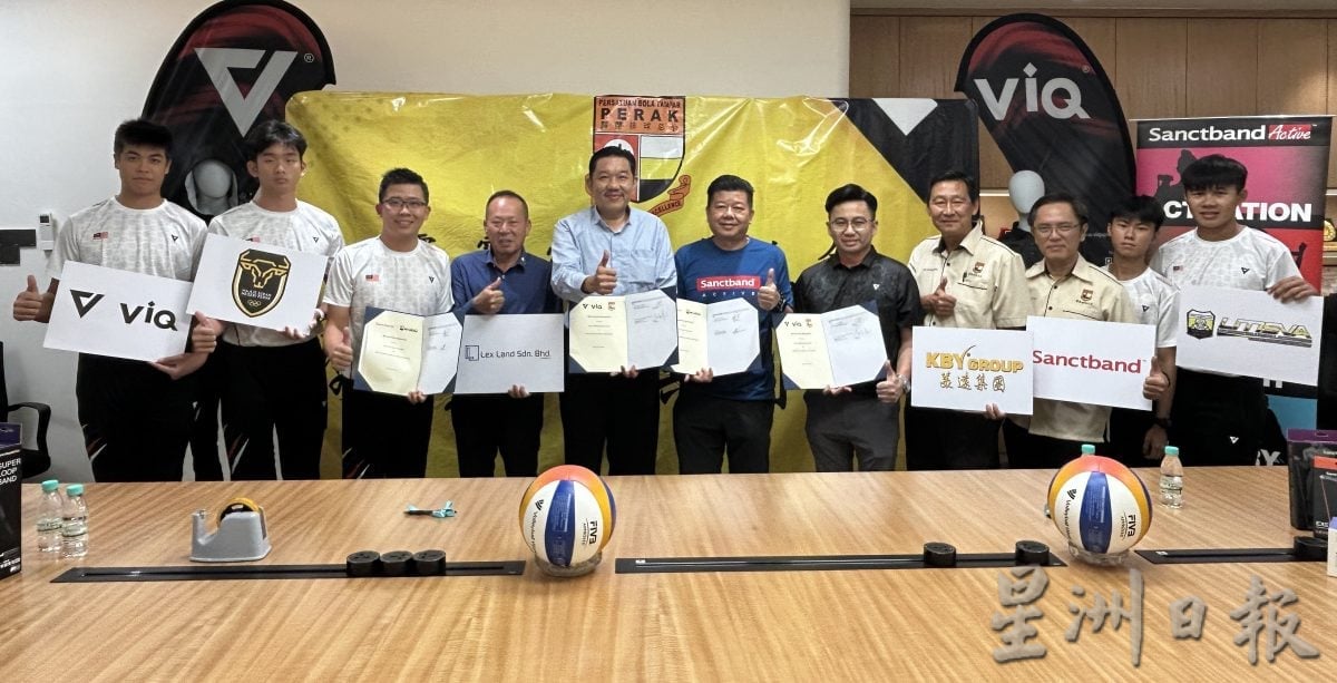 霹排球球员赴墨西哥 出征U21沙排世锦赛