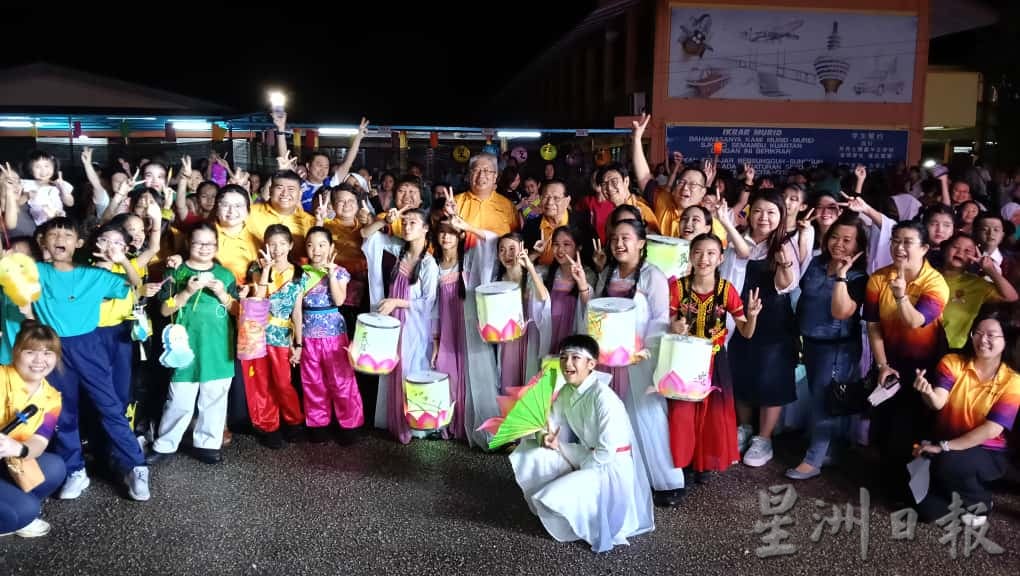 东（已签发）：关丹士满慕华小举办首届“星光艺彩之夜”