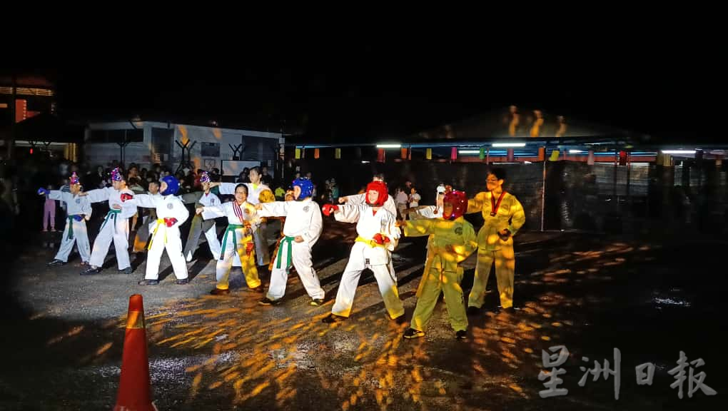 东（已签发）：关丹士满慕华小举办首届“星光艺彩之夜”
