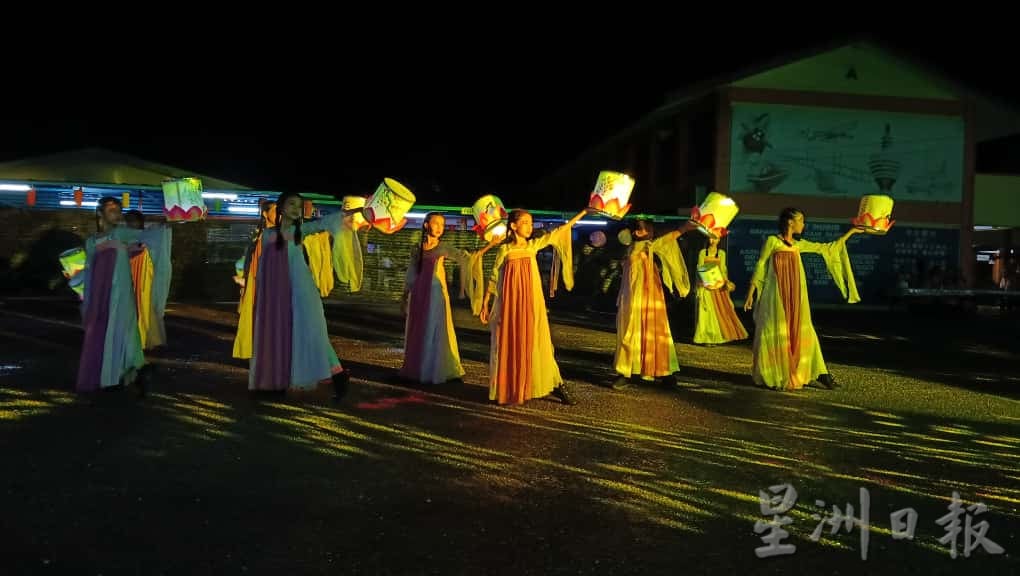 东（已签发）：关丹士满慕华小举办首届“星光艺彩之夜”