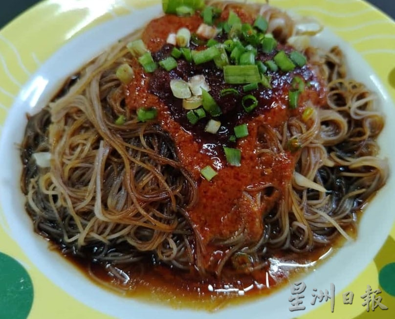 霹/版头/【人气美食】/在传统中寻求新意 艺晶古早咖哩面飘香