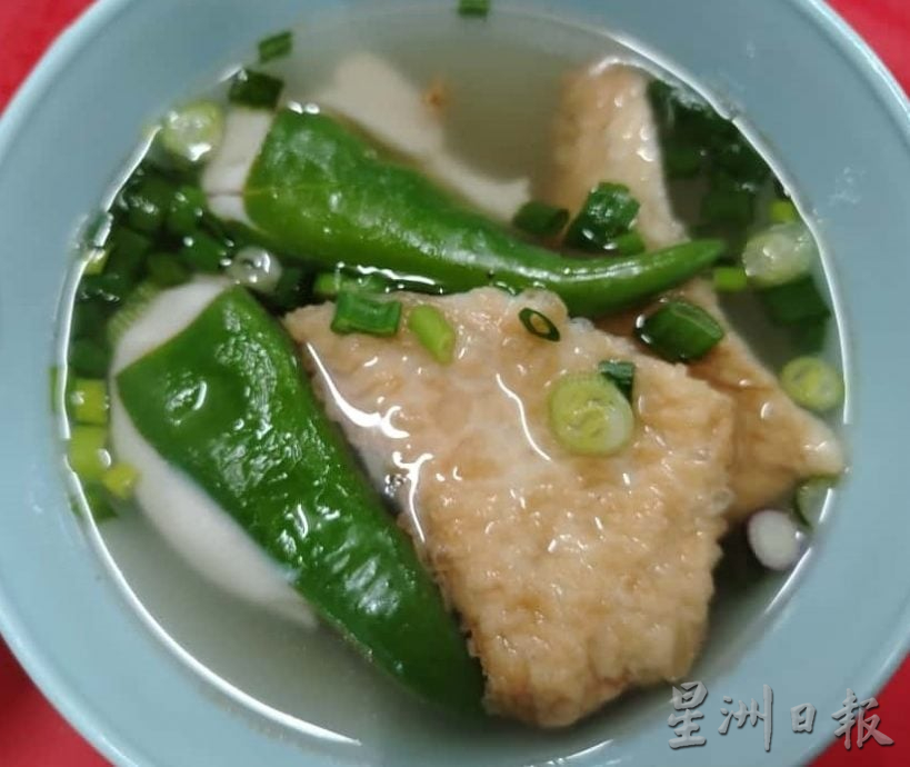 霹／版头／【人气美食】／在传统中寻求新意 艺晶古早咖哩面飘香