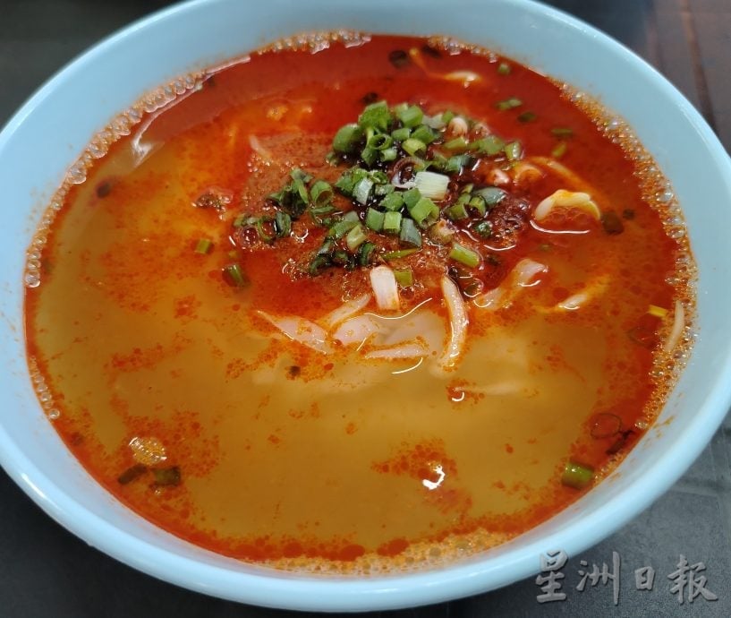 霹／版头／【人气美食】／在传统中寻求新意 艺晶古早咖哩面飘香
