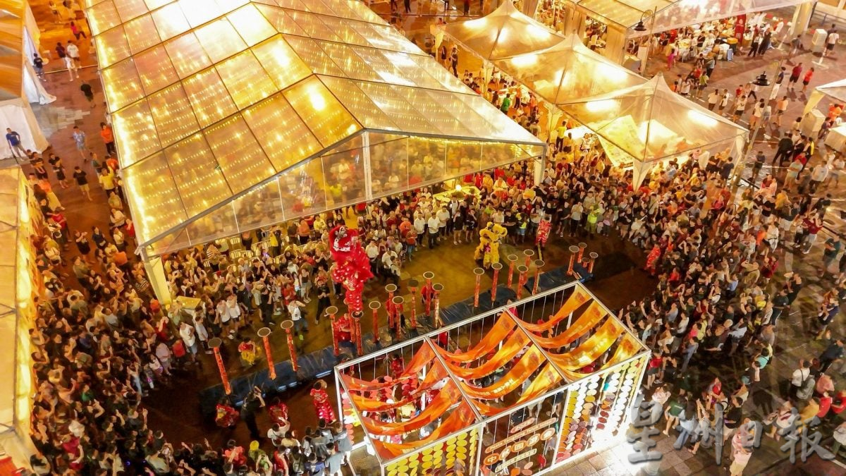 安顺中秋园游会雨水挡不住 逾千人挤爆斜塔广场