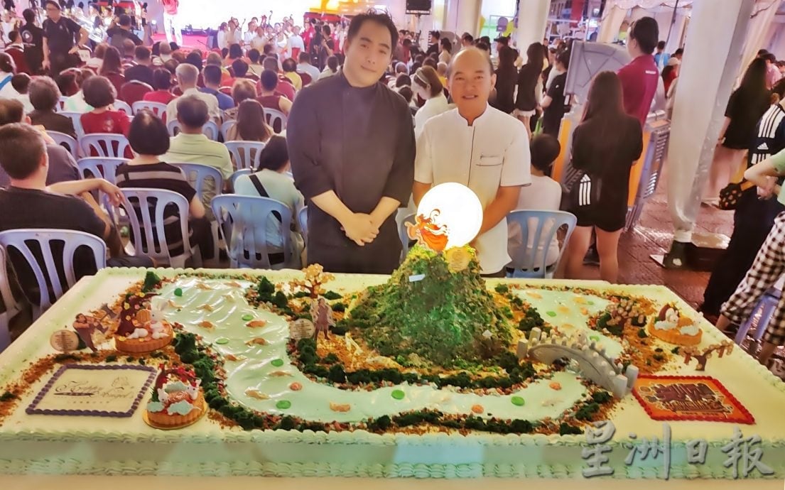 安顺中秋园游会雨水挡不住 逾千人挤爆斜塔广场