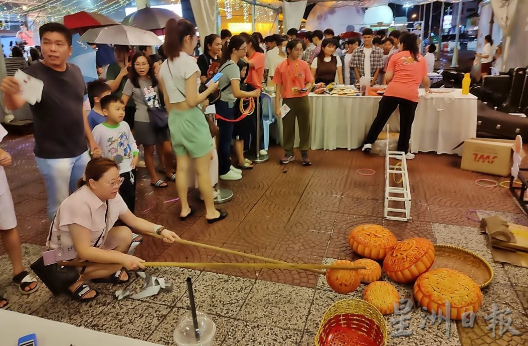 安顺中秋园游会雨水挡不住 逾千人挤爆斜塔广场