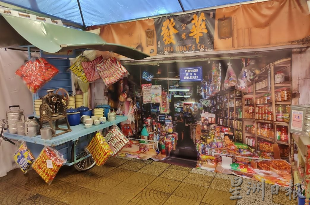 安顺中秋园游会雨水挡不住 逾千人挤爆斜塔广场