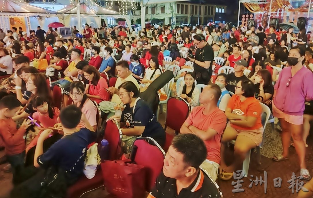 安顺中秋园游会雨水挡不住 逾千人挤爆斜塔广场