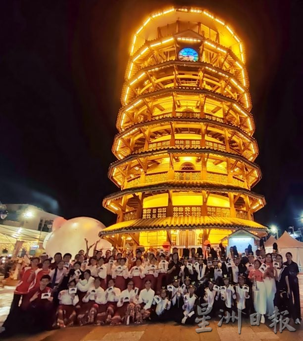 安顺中秋园游会雨水挡不住 逾千人挤爆斜塔广场