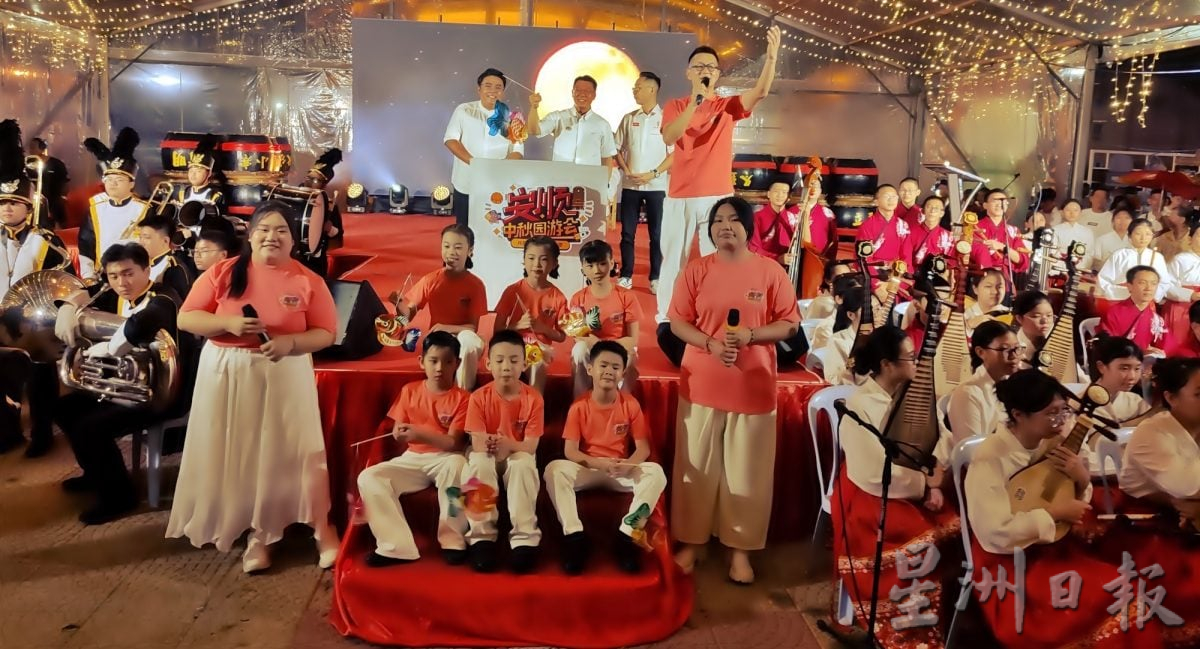 安顺中秋园游会雨水挡不住 逾千人挤爆斜塔广场