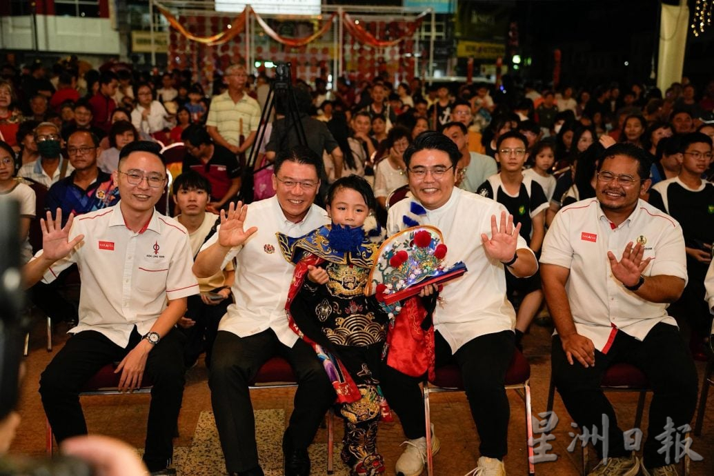 安顺中秋园游会雨水挡不住 逾千人挤爆斜塔广场