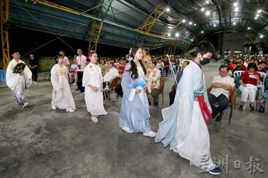 培南华中中秋晚会风雨无阻　提灯游行展文化热情