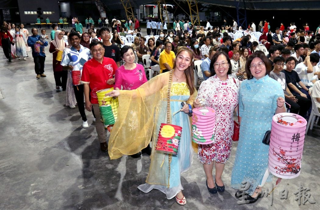 培南华中中秋晚会风雨无阻　提灯游行展文化热情