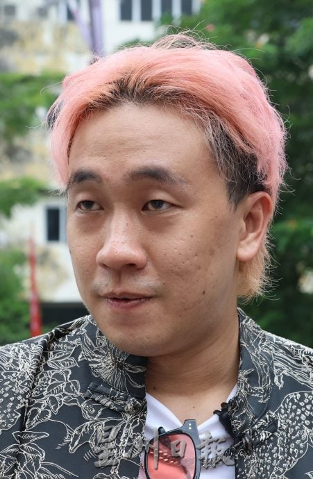 我们 / 2万人盛装快闪齐唱爱国曲 辉煌条纹飞扬 铁路纱笼掀团结热浪