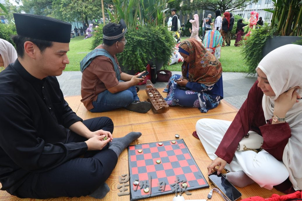 我们 / 2万人盛装快闪齐唱爱国曲 辉煌条纹飞扬 铁路纱笼掀团结热浪