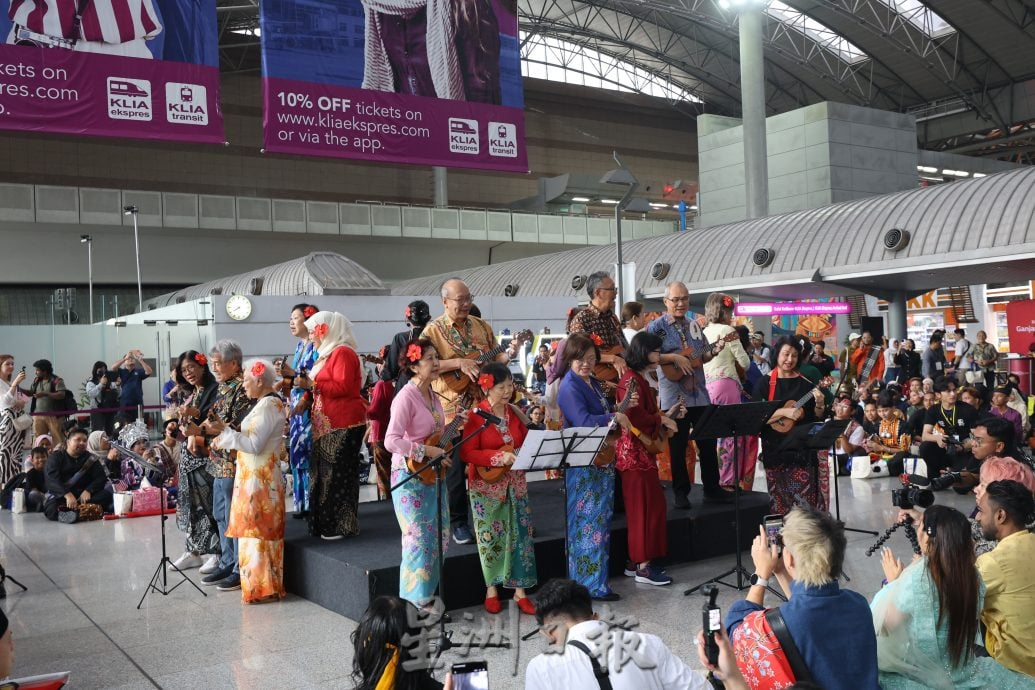 我们 / 2万人盛装快闪齐唱爱国曲 辉煌条纹飞扬 铁路纱笼掀团结热浪