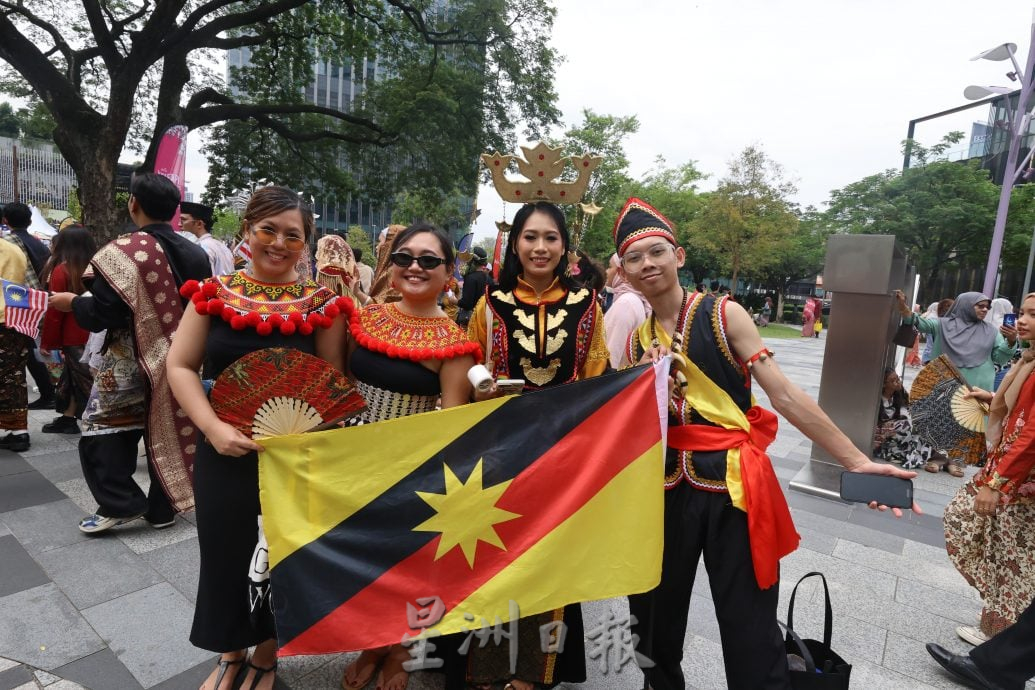 我们 / 2万人盛装快闪齐唱爱国曲 辉煌条纹飞扬 铁路纱笼掀团结热浪