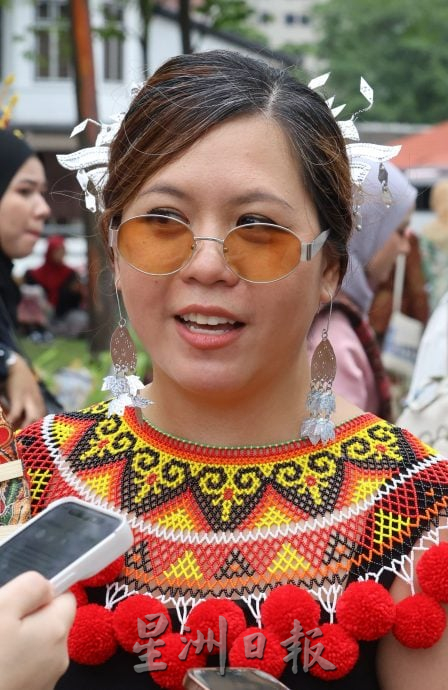 我们 / 2万人盛装快闪齐唱爱国曲 辉煌条纹飞扬 铁路纱笼掀团结热浪