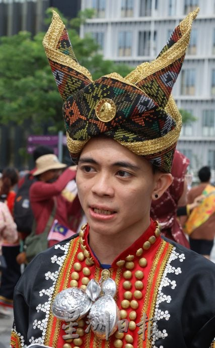 我们 / 2万人盛装快闪齐唱爱国曲 辉煌条纹飞扬 铁路纱笼掀团结热浪